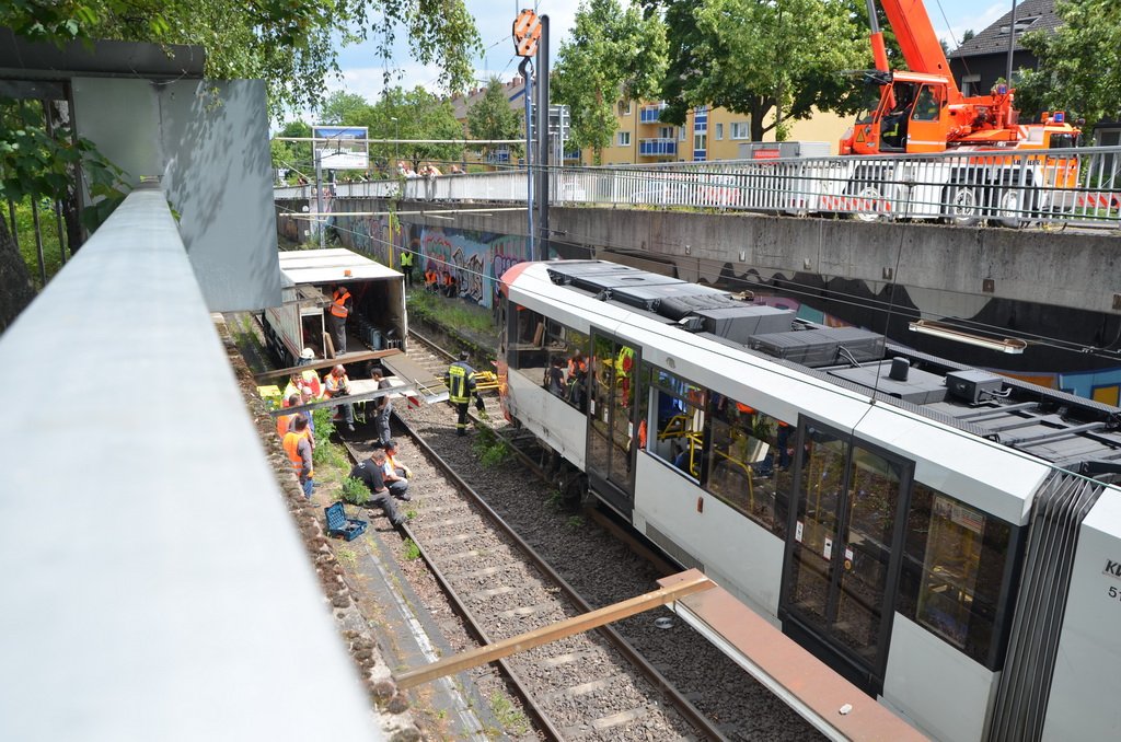Unfall zwischen zwei KVB Bahnen Koeln Hoehenhaus Im Weidenbruch P295.JPG